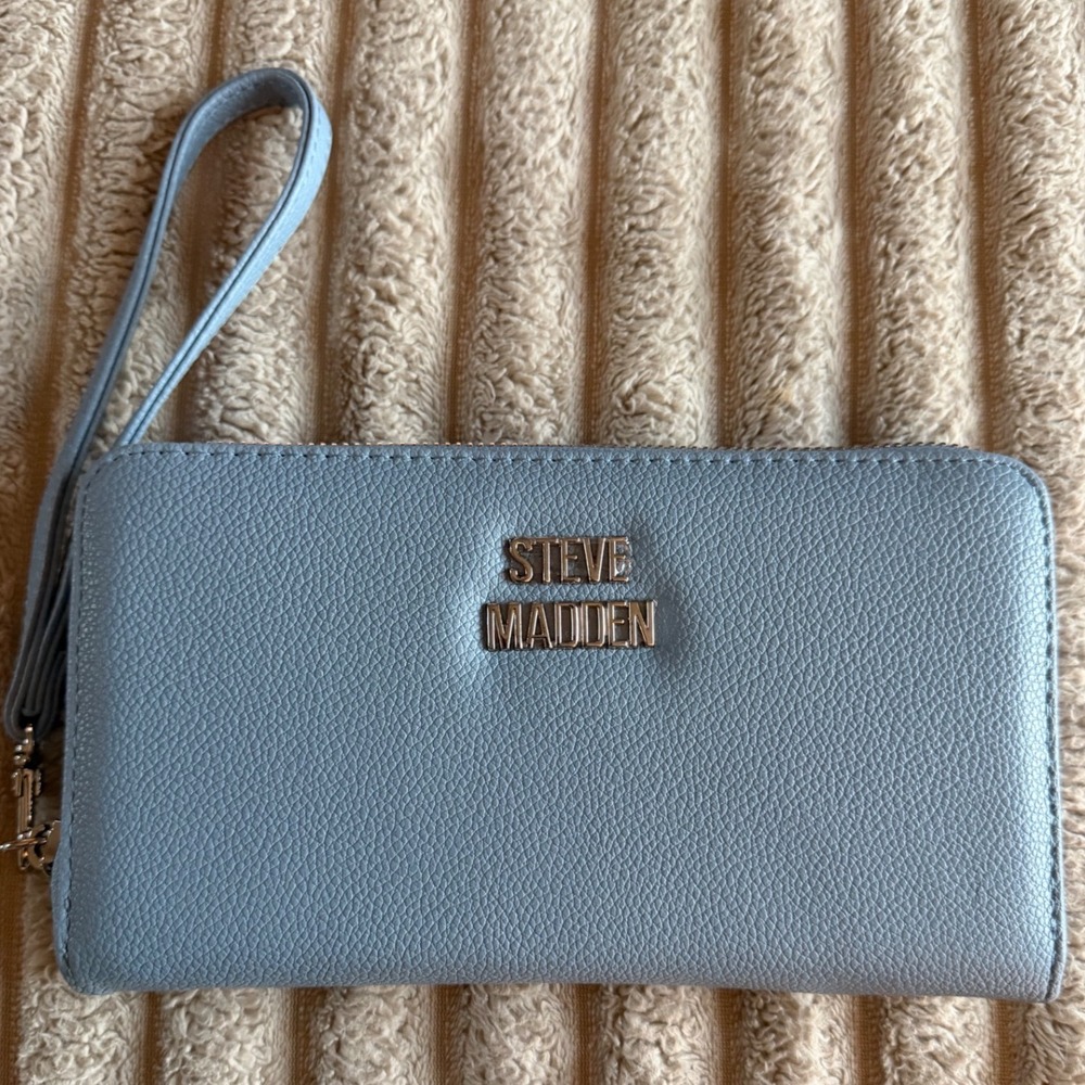 Steve Madden Light Blue Pebbled Zip Around Wristlet Wallet Gold Logo
